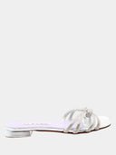 Mules Albano argentées en cuir avec nœud en strass
Chaussures plates Albano avec détail brillant et talon bas
Mules élégantes en cuir argenté, idéales pour un look chic et confortable
Zoom sur le nœud en strass des mules Albano argentées
