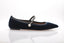 Ballerines Aquazzura Romy Pearl Flat en velours bleu nuit
Chaussures plates élégantes avec perles blanches sur la bride
Ballerine à bout pointu en velours bleu nuit signée Aquazzura
Vue de dessus des ballerines Aquazzura avec finition perles
Intérieur cuir et extérieur velours des ballerines Romy Pearl Flat