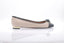 Ballerine Aquazzura Parisina Ballet en cuir beige et noir
Chaussure plate en cuir verni noir et beige signée Aquazzura
Vue latérale de la ballerine bicolore Aquazzura Parisina
Ballerine en cuir pleine fleur pour femme couleur beige et noire
Détail du cuir verni sur la ballerine Parisina Ballet d’Aquazzura


