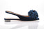 Ballerine Aquazzura Couturier Sling en velours bleu nuit avec pompon
Chaussure plate femme en velours bleu nuit avec bride arrière
Détail du pompon décoratif sur la Couturier Sling d’Aquazzura
Vue latérale de la ballerine pointue Aquazzura en velours
Chaussure élégante et confortable signée Aquazzura en bleu nuit

