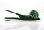 Chaussure plate Aquazzura Couturier Sling en velours vert
Couturier Sling vert avec pompon décoratif sur l'avant
Vue latérale de la chaussure plate Aquazzura en velours
Chaussure à bride arrière en velours vert signée Aquazzura
Détail du pompon et du bout pointu de la Couturier Sling


