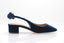 Chaussure Aquazzura Very Bow Tie Sling en velours bleu nuit
Vue latérale de la Very Bow Tie Sling avec nœud décoratif
Talon bloc et bride arrière de la chaussure Aquazzura
Détail du velours bleu nuit et du bout arrondi
Chaussure à bride élégante en velours signée Aquazzura