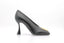 Escarpin Balmain Eden Pump en cuir noir avec logo doré
Vue latérale de l’Eden Pump avec talon géométrique doré
Détail du logo Balmain doré sur escarpin noir
Escarpin à bout carré en cuir noir signé Balmain
Chaussure élégante Eden Pump de Balmain pour femme