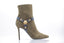 Bottine Balmain Eva Ankle Booty en cuir kaki
Vue latérale bottine kaki à talon aiguille Balmain
Chaussure femme élégante en cuir de veau kaki Balmain
Bout pointu bottine Balmain avec détails dorés
Bottines Balmain haut de gamme kaki avec talon 7.5 cm

