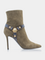 Bottine Balmain Eva Ankle Booty en cuir kaki
Vue latérale bottine kaki à talon aiguille Balmain
Chaussure femme élégante en cuir de veau kaki Balmain
Bout pointu bottine Balmain avec détails dorés
Bottines Balmain haut de gamme kaki avec talon 7.5 cm

