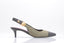 vue latérale de l'escarpin BALMAIN Eva Kitten Slingback kaki en cuir
détail de la bride arrière avec tête de lion dorée sur escarpin BALMAIN
vue de dessus de l'escarpin kaki BALMAIN en cuir
photo portée de l'escarpin BALMAIN Eva Kitten Slingback avec pantalon élégant
gros plan sur le talon aiguille 5 cm de l'escarpin BALMAIN kaki