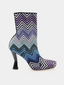 bottines Missoni Gea Boot chevron bleu violet à talon géométrique, bottines à enfiler Missoni avec motif chevron bleu violet, chaussures Missoni Gea Boot stretch avec talon de 9,5 cm, bottines Missoni en textile stretch avec semelle en cuir