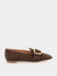 mocassins Rupert Sanderson Chesla Loafer en cuir suède brune avec bout pointu et détail doré, mocassins Rupert Sanderson avec semelle en cuir et décor doré, chaussures Rupert Sanderson Chesla Loafer suède smoke bout pointu, mocassins élégants Rupert Sanderson pour femme avec décoration dorée à l’avant

